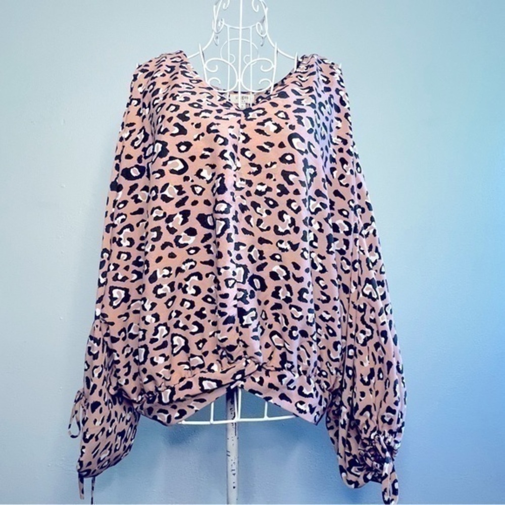 Umgee animal print top w/cold shoulder sleeves. Sz S. Light mauve. Preowned.